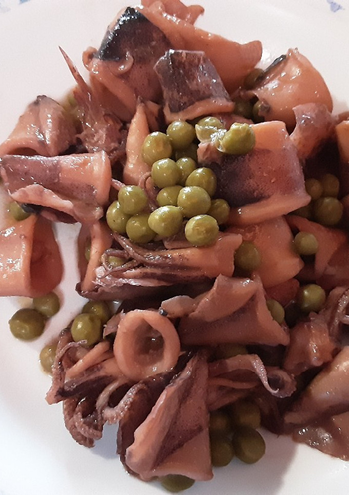 Una foto de Chipirones con guisantes