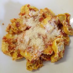 A picture of Tortellini in tomato sauce.