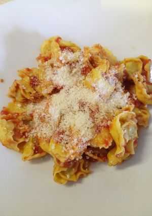 A picture of Tortellini in tomato sauce.
