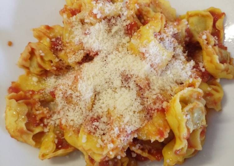 Tortellini in tomato sauce