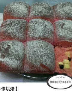 【手作烘焙】蔓越莓起司火龍果餐包 的食譜成品照片