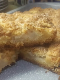 Una foto de Torta granulada muy fácil de manzana y pera sin manteca 🍎🍏🍐