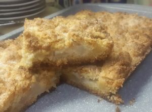 Una foto de Torta granulada muy fácil de manzana y pera sin manteca 🍎🍏🍐