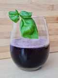 Agua de moras y albahaca 🌱 Agua saborizada y refrescante de moras blancas y negras con albahaca 🌱