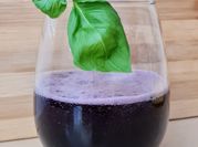 Una foto de refrescante de limón albahaca