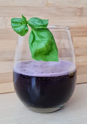 Una foto de Agua de moras y albahaca 🌱 Agua saborizada y refrescante de moras blancas y negras con albahaca 🌱