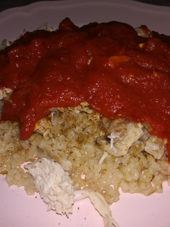 Una foto de Arroz integral con pollo y tomate