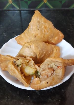 A picture of Aloo samosa.