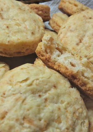 Una foto de Scones de queso sin huevo y sin manteca