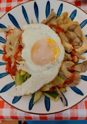 Koreai bibimbap jellegű rizstál recept fotója