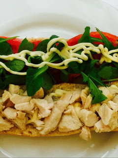 Una foto de Baguette de pollo
