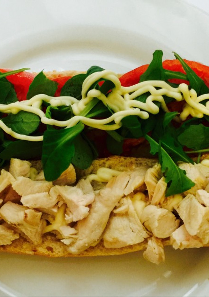 Una foto de Baguette de pollo