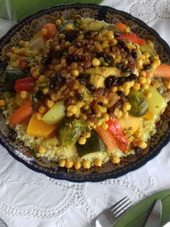 Una foto de Cuscus con verduras y pollo