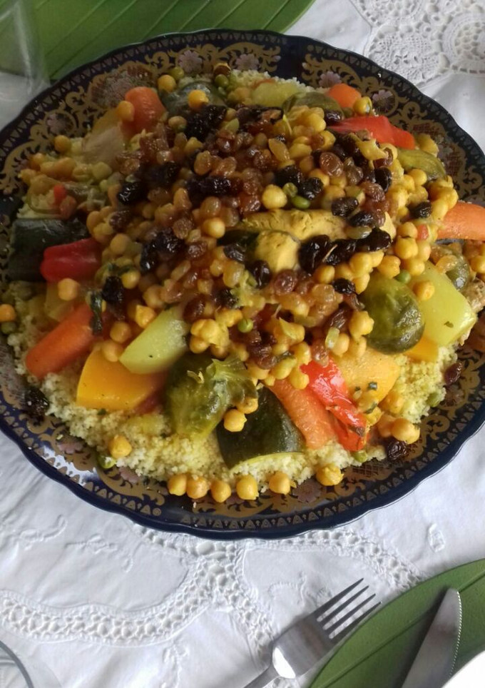 Una foto de Cuscus con verduras y pollo