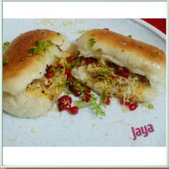 A picture of Mumbai special Dabeli.