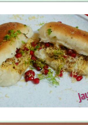 A picture of Mumbai special Dabeli.