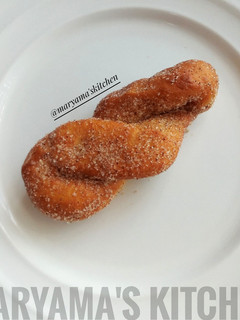 A picture of Kkwabaegi(twisted korean doughnut).