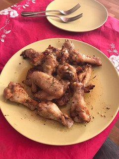 Una foto de Alitas de pollo al horno con miel y sésamo