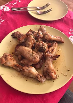 Una foto de Alitas de pollo al horno con miel y sésamo