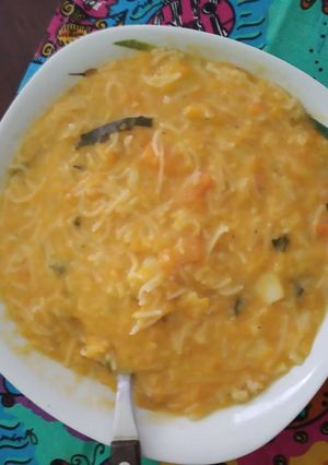 Una foto de Sopa crema de verduras y fideos cabello de ángel