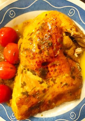 Una foto de Pollo Asado con Patatas Finas Especiadas en Salsa de Mantequilla, Limón y Vino con Cherrys