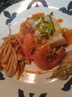 Una foto de Bacalao con ajada, gambas y patas de rejos