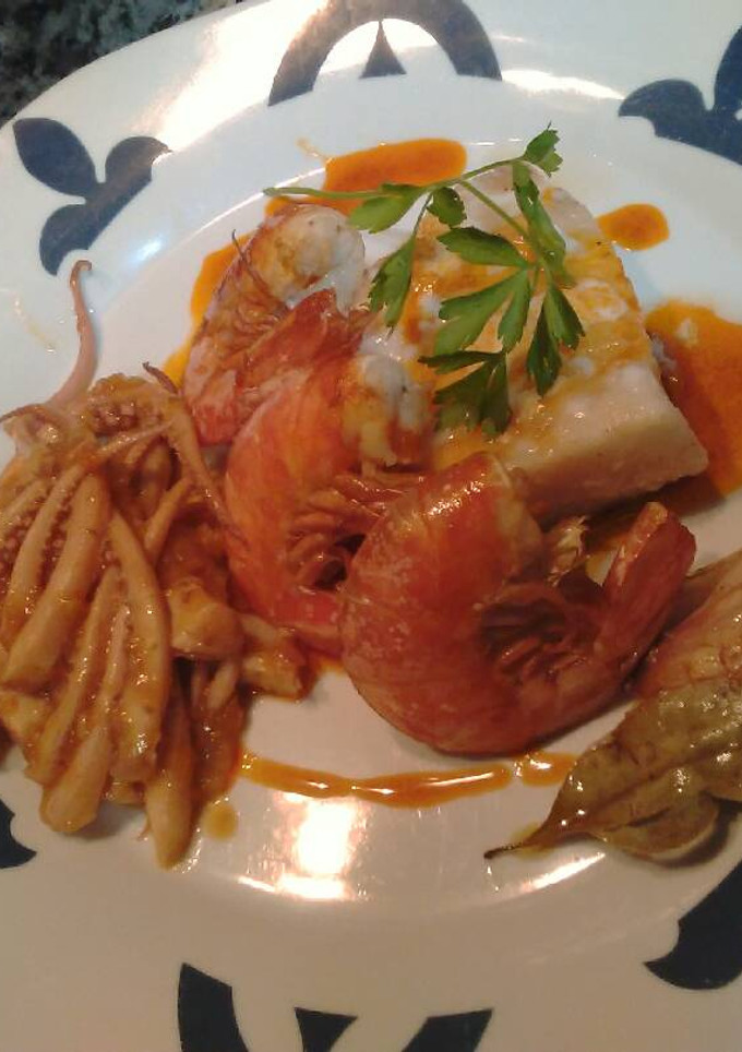 Una foto de Bacalao con ajada, gambas y patas de rejos