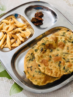 मेथी की पूरी (methi ki poori recipe in Hindi) रेसिपी मुख्य फोटो