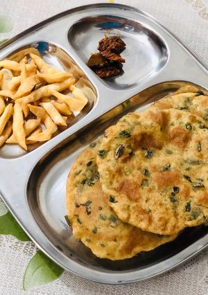 मेथी की पूरी (methi ki poori recipe in Hindi) रेसिपी मुख्य फोटो