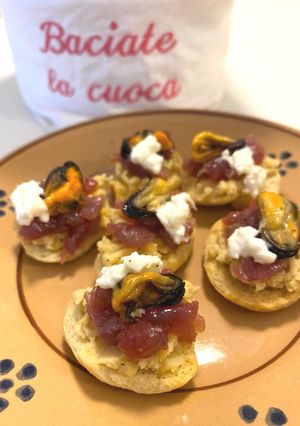Foto di Friselline con puré di fave, tartare di tonno, cozze e burrata