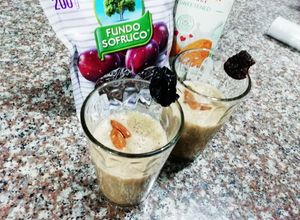 Una foto de Batido 🥤 saludable de ciruela y linaza con leche de almendras