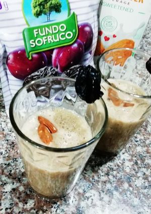 Una foto de Batido 🥤 saludable de ciruela y linaza con leche de almendras