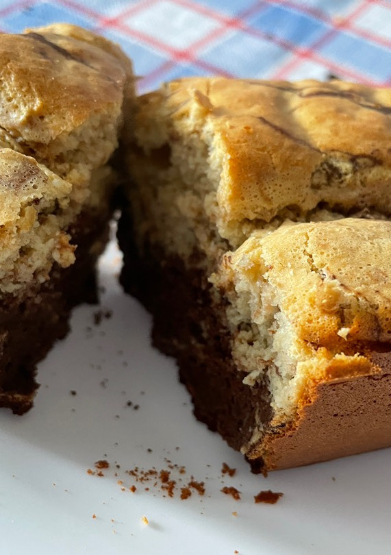 Una foto de BizCocho saludable mármolado de vainilla y chocolate