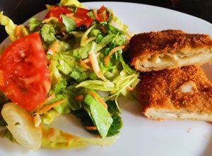 Una foto de Milanesa de berenjena rellena de queso camembert