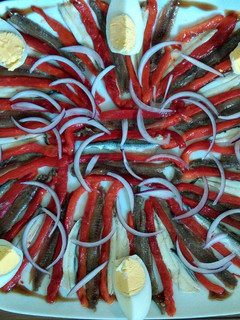 Una foto de Ensalada de boquerones en vinagre, anchoas y pimientos asados