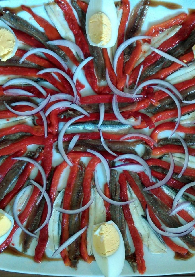 Una foto de Ensalada de boquerones en vinagre, anchoas y pimientos asados