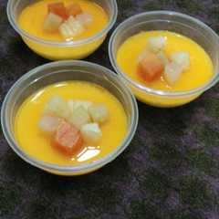 รูปของ Puding sutra syrup orange dengan buah