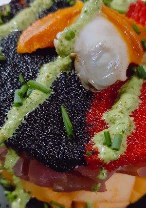 Una foto de Tartar de atún rojo, mango y mayonesa de wasabi