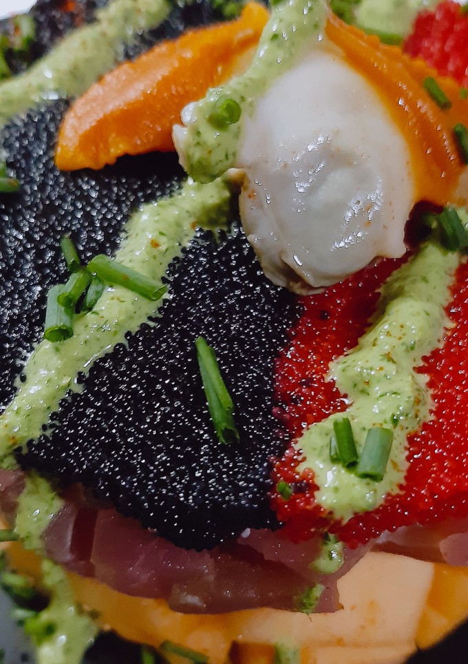 Una foto de Tartar de atún rojo, mango y mayonesa de wasabi