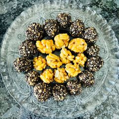 A picture of Til ke laddu and peanut laddu🪁🪁.