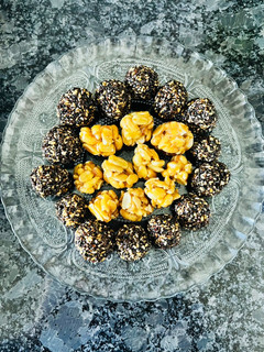 A picture of Til ke laddu and peanut laddu🪁🪁.