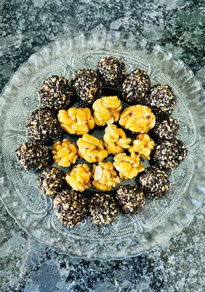 A picture of Til ke laddu and peanut laddu🪁🪁.