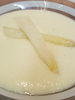 Una foto de Crema de puerros con espárragos