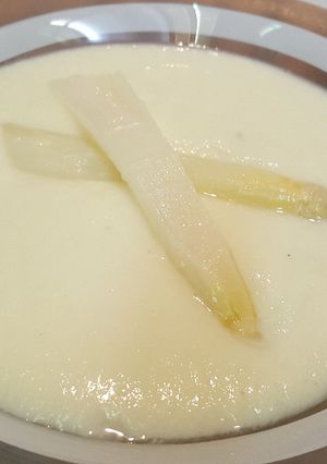 Foto principal de Crema de puerros con espárragos