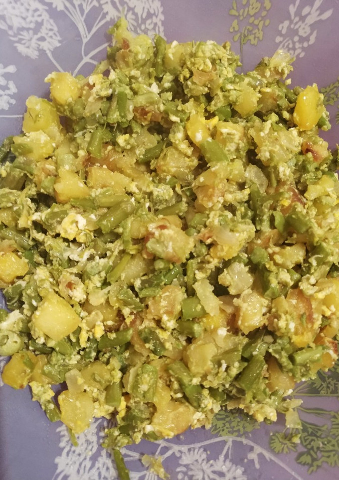 Una foto de Revuelto de espárragos trigueros con patatas fritas