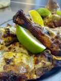 Presas de pollo a la mostaza y verdeo con papas a la española
