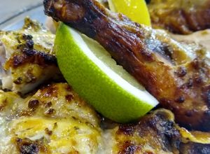 Una foto de Presas de pollo a la mostaza y verdeo con papas a la española