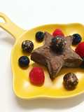 Helado de chocolate y frutas del bosque