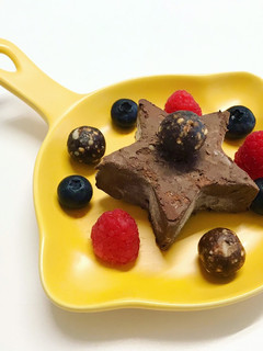 Una foto de Helado de chocolate y frutas del bosque