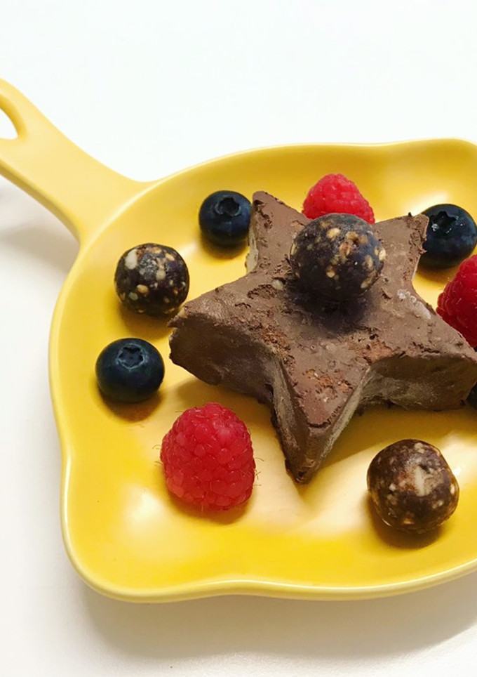 Una foto de Helado de chocolate y frutas del bosque